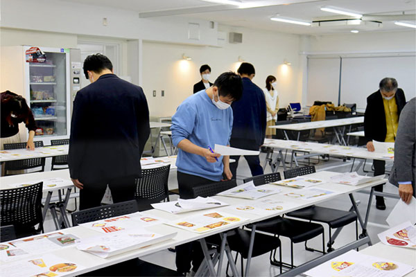 도쿄디자인전문학교 컵라면 개발 컬래버레이션 2.jpg